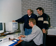 843041 Afbeelding van de computerruimte in het kantoor van de rioolwaterzuiveringsinstallatie De Meern (RWZI, Zandweg ...